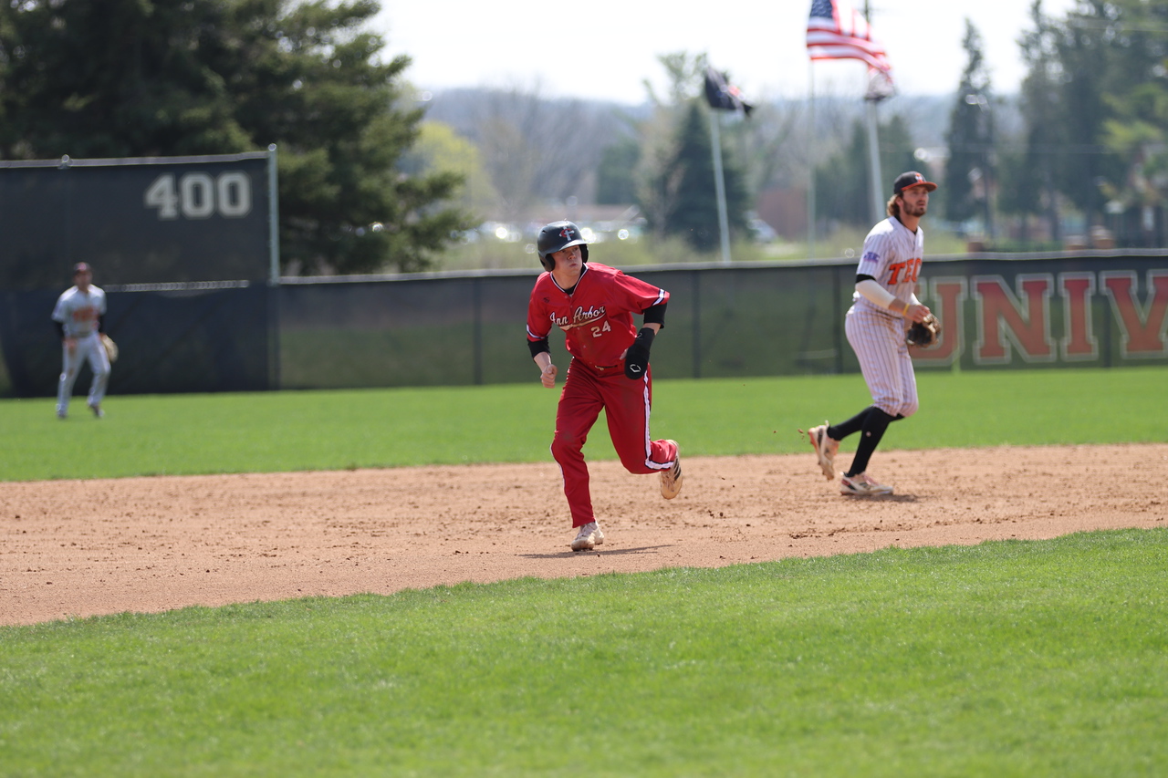 Baseball sweeps Indiana Tech in regular season home finale