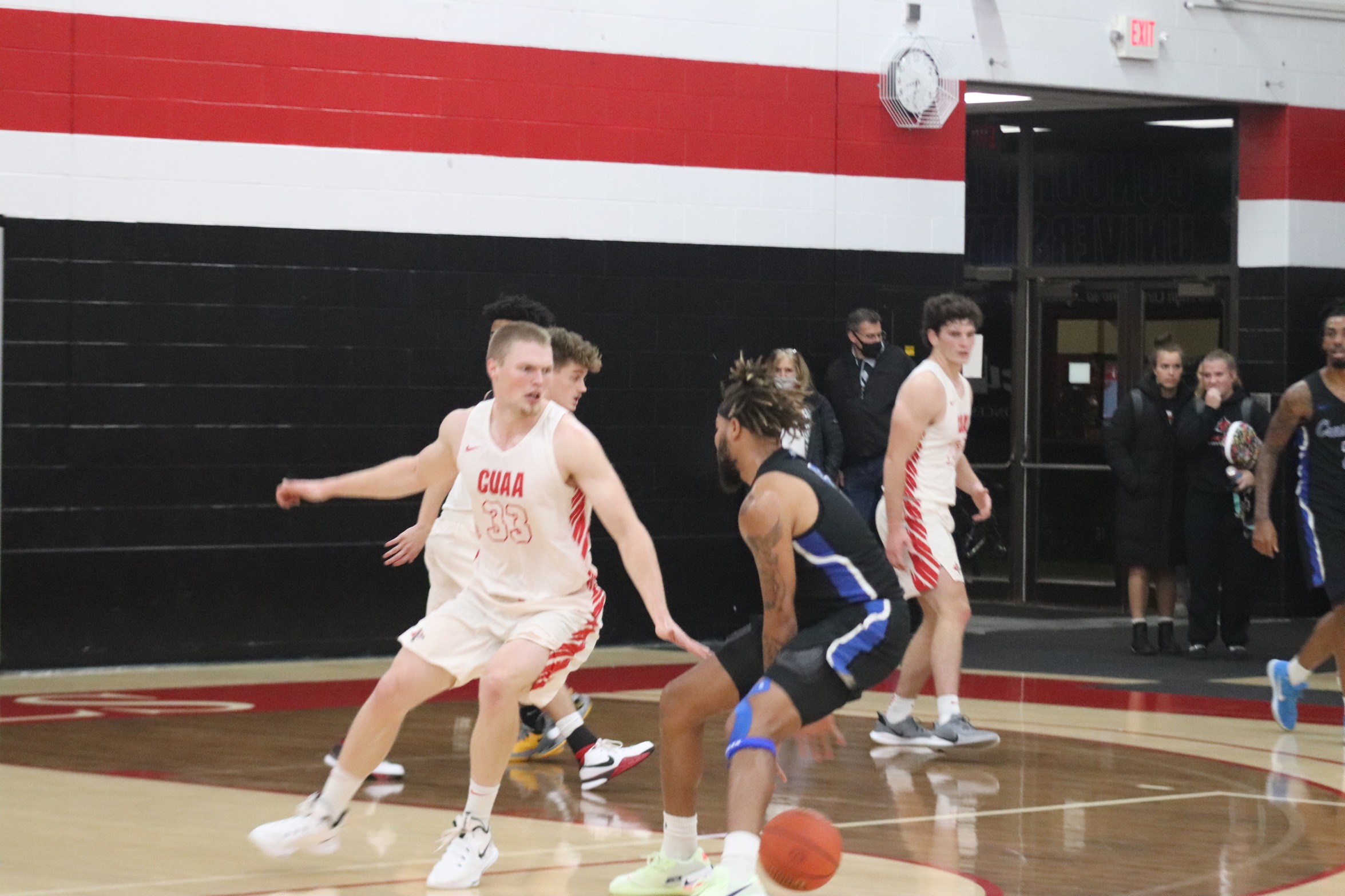 Men's Basketball drops first contest of year to Grace