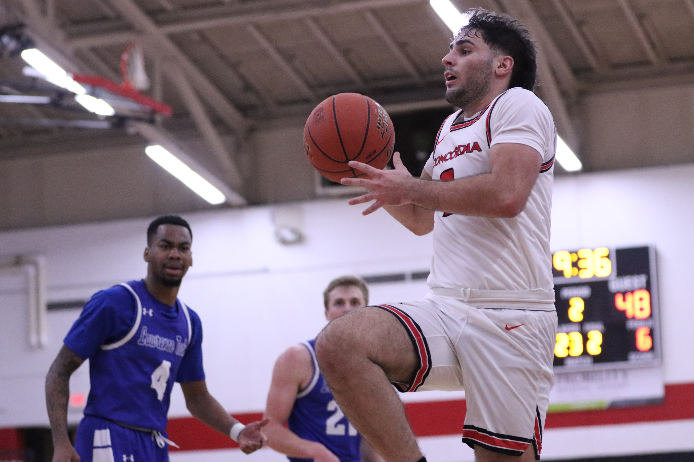 Men's Basketball falls against Lawrence Tech