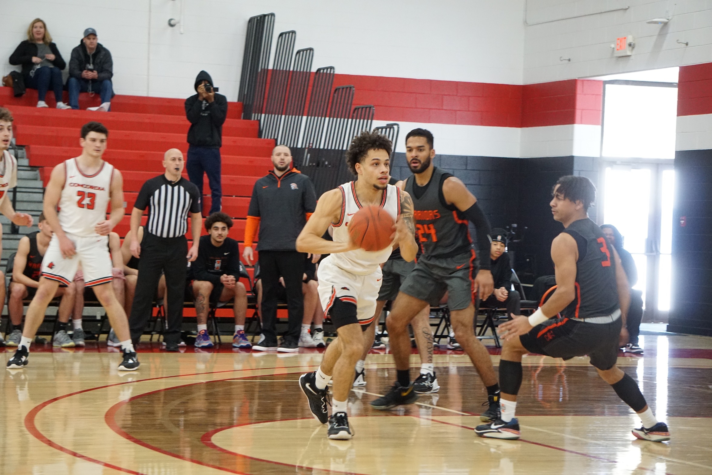 Men's Basketball grinds out 73-66 win at Lawrence Tech