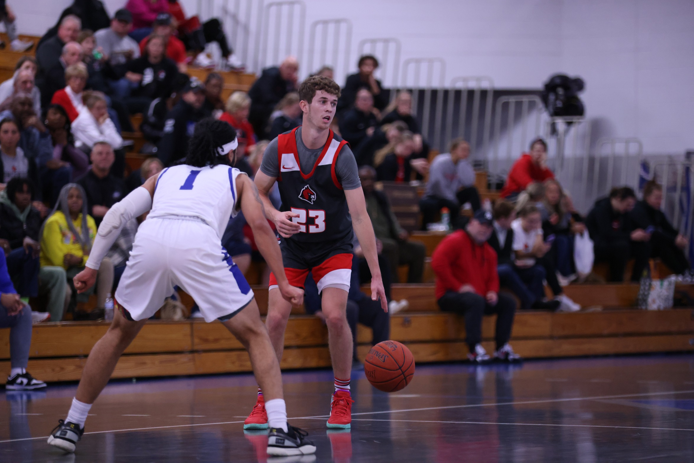 Men's Basketball drops game at Holy Cross