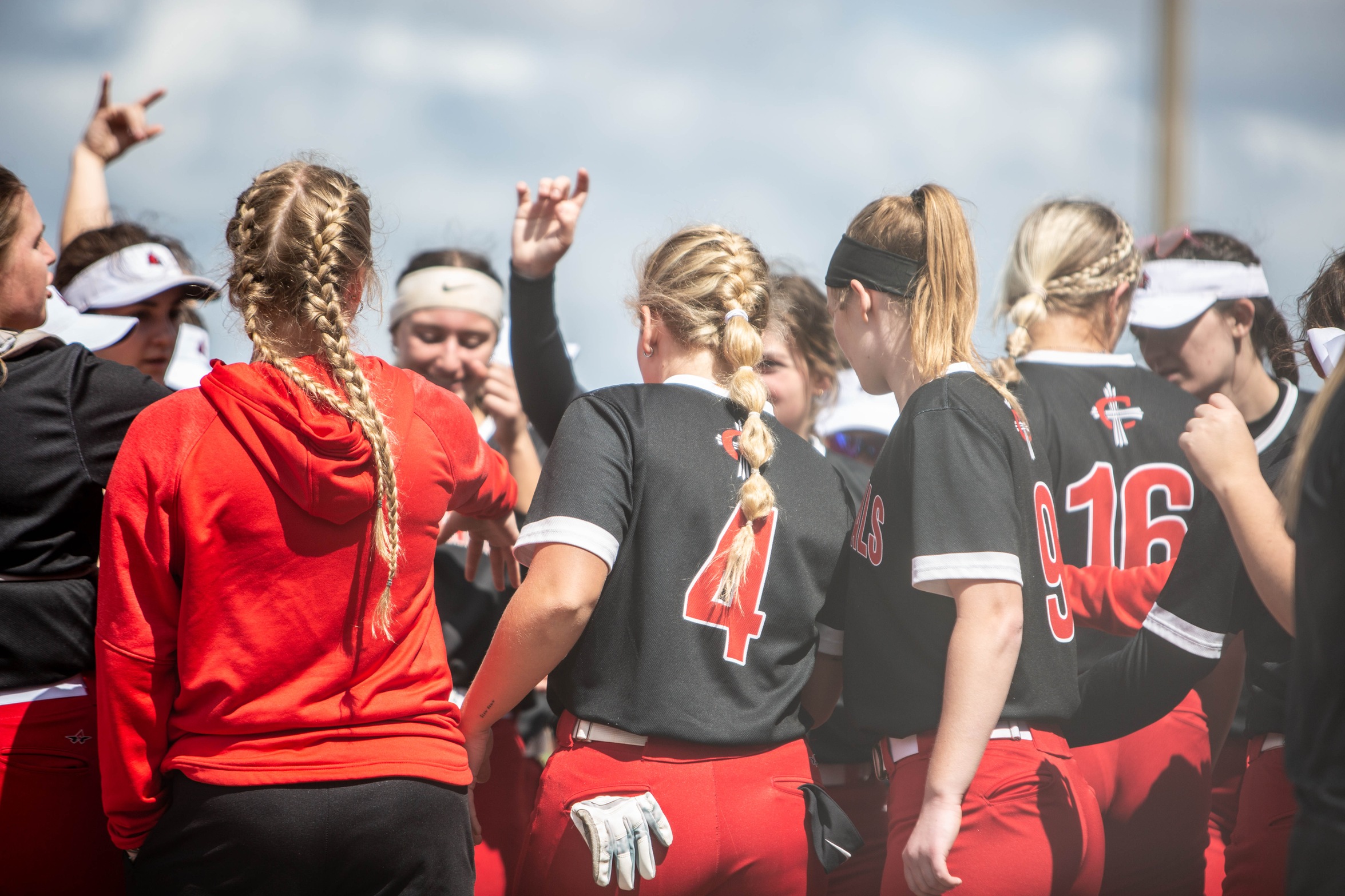 Softball drops final two games against Trojans and Fighting Bees