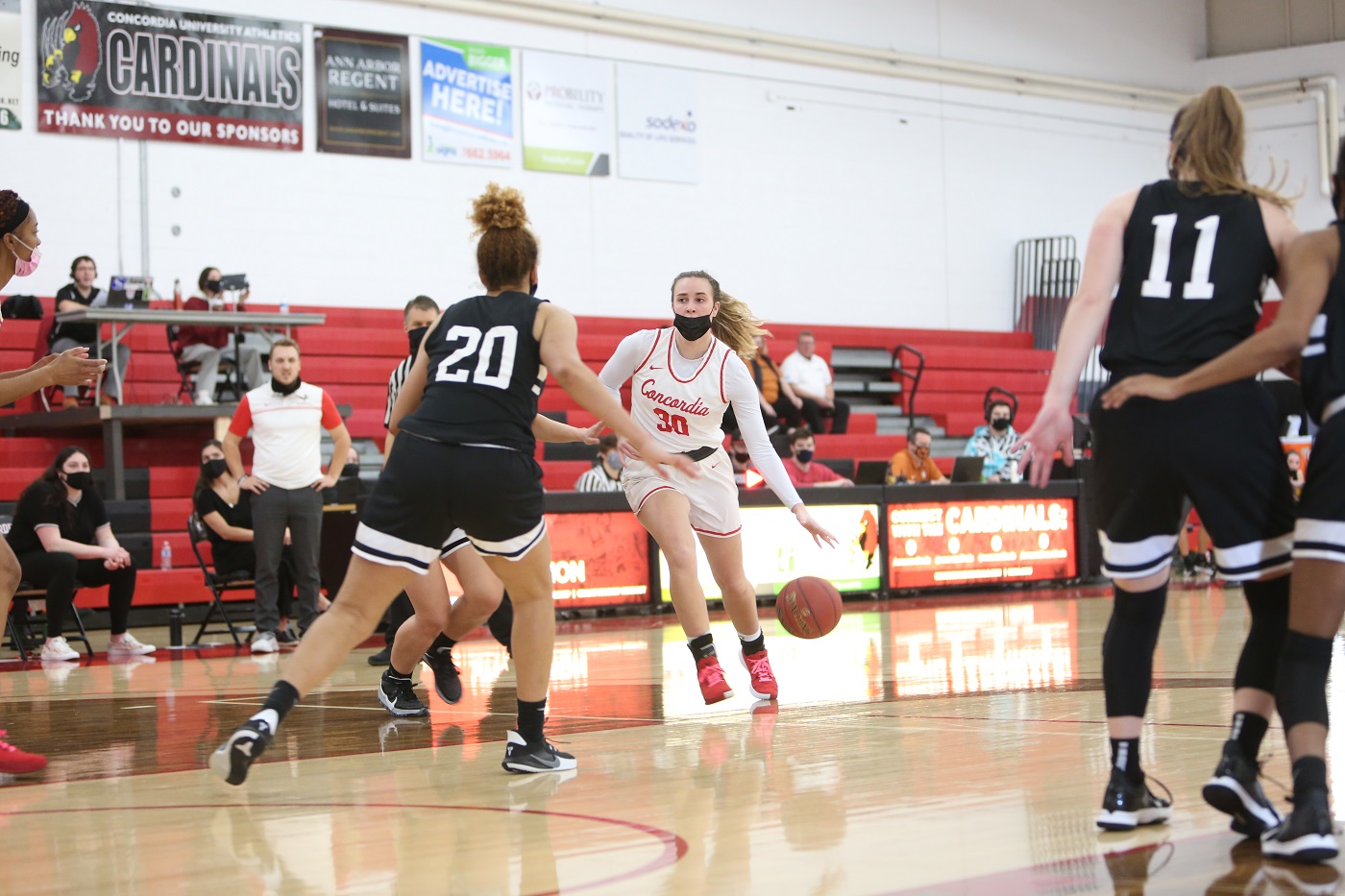 Stephanie Abraham scored a career high 17 points going perfect from the field (7-7fg, 3-3 3fg).
