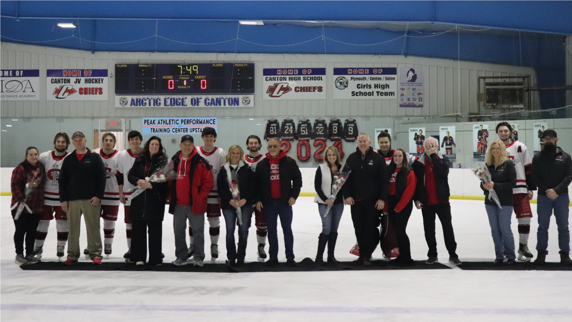Men's Hockey falls late to Saints on Senior Day