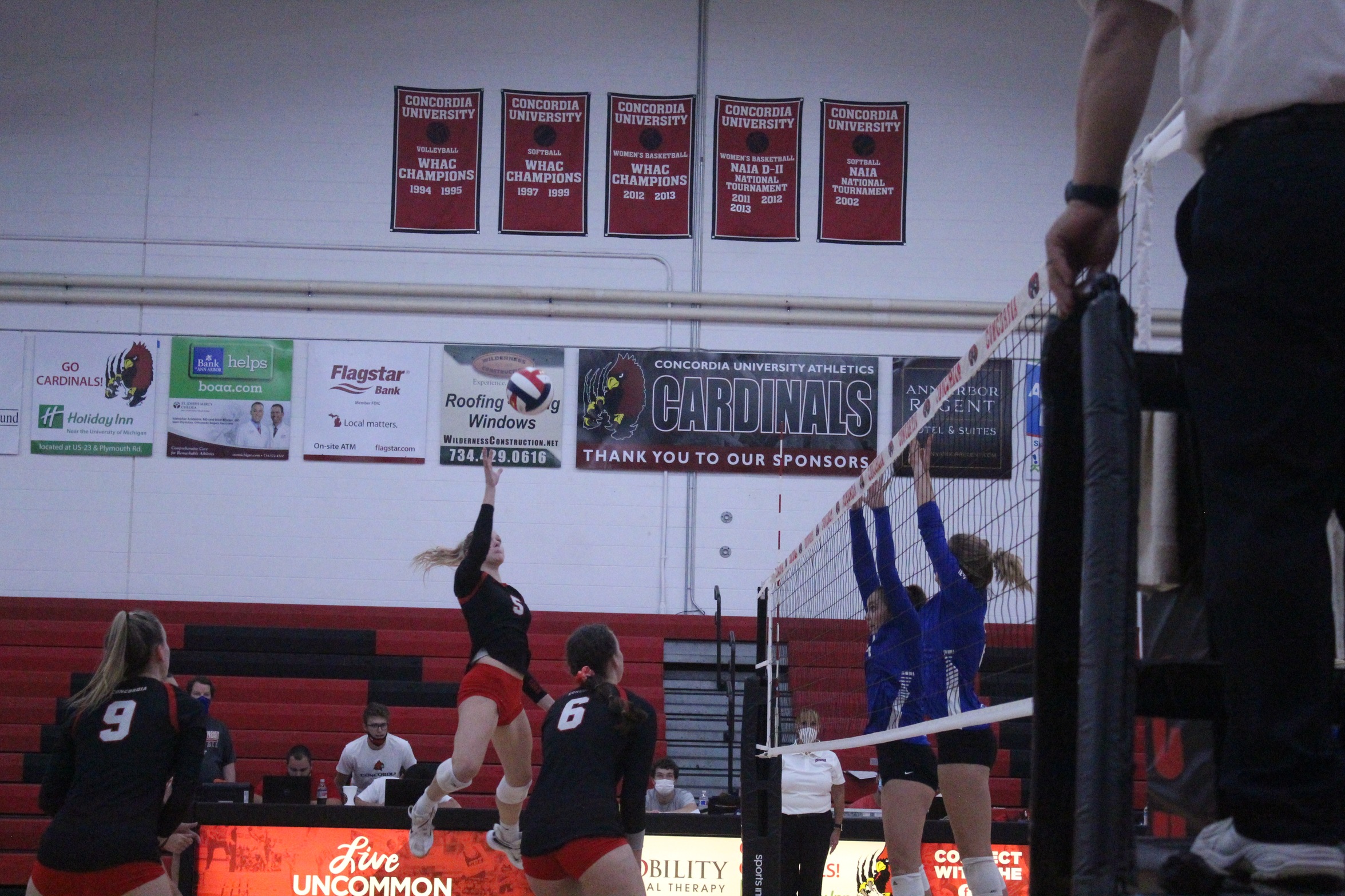 Volleyball outlasts Aquinas in WHAC battle