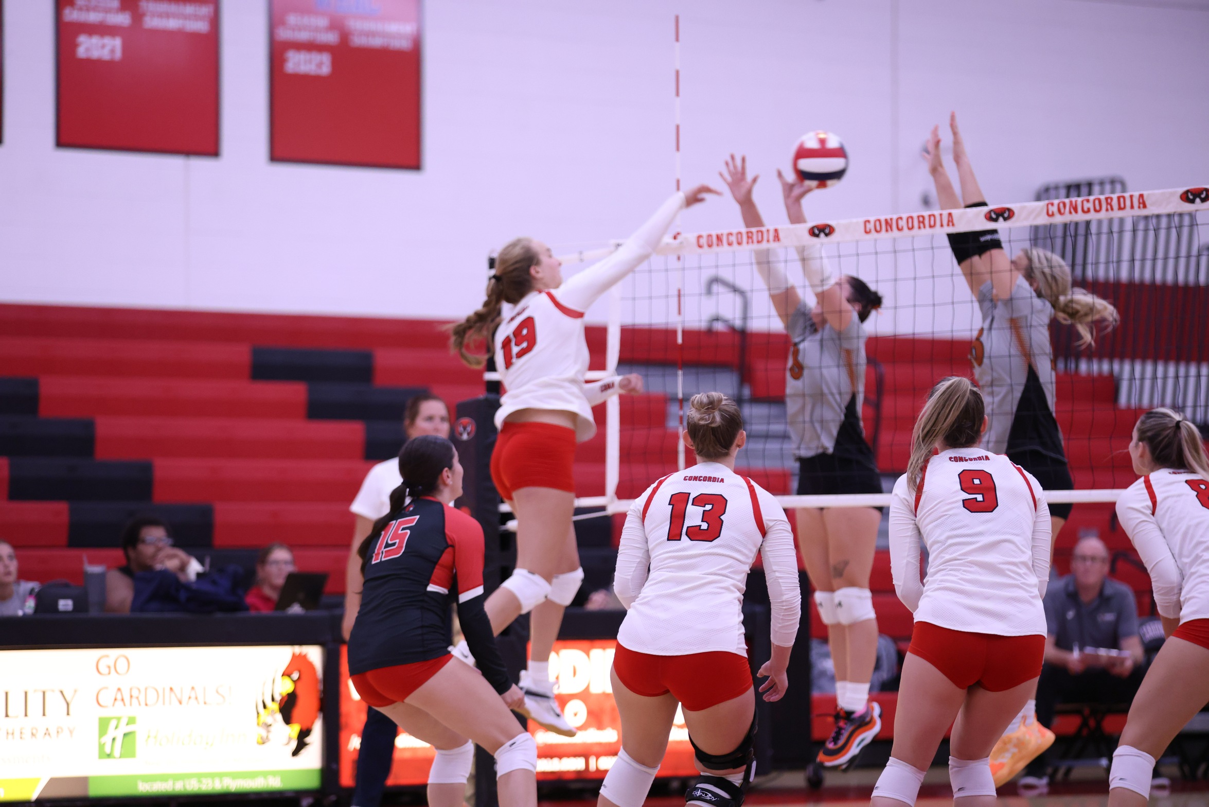 Volleyball wins thrilling 5-set match against Lourdes
