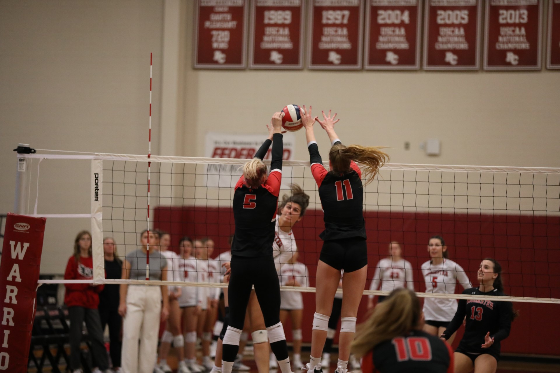Volleyball defeats Rochester in 3
